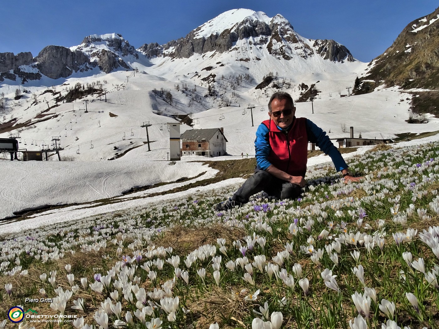 21 Dalla Baita del Camoscio fiorita di Crocus vernus (Zafferano maggiore) ora salgo al Passo di San Simone carico di neve .JPG